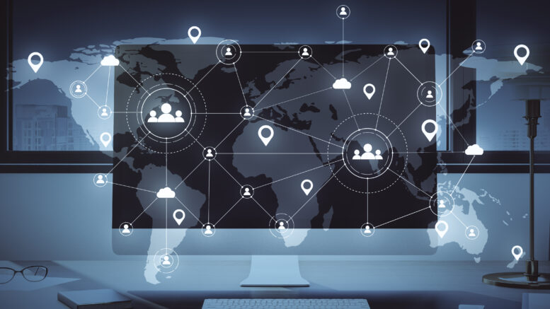 Travail à distance et réseau de médias sociaux hologramme sur écran d'ordinateur. Communication et travail à distance